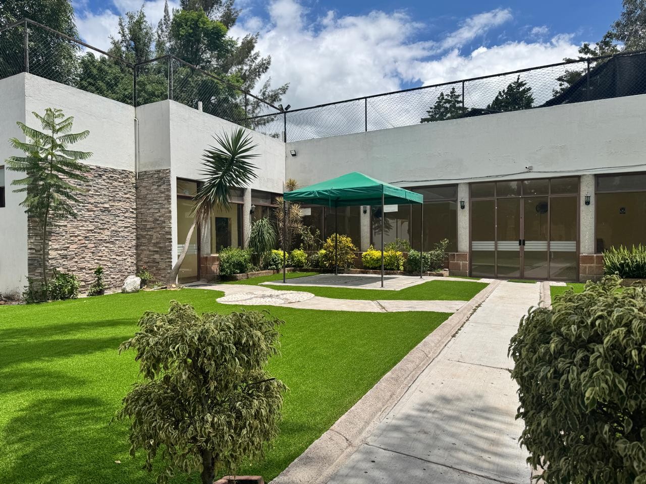 Fachada y jardín de El Salón del Callejón